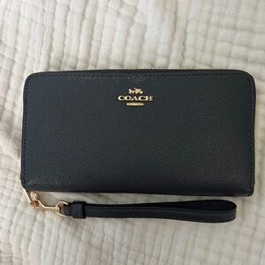 🌟NWT Coach Long Zip Around Wallet
